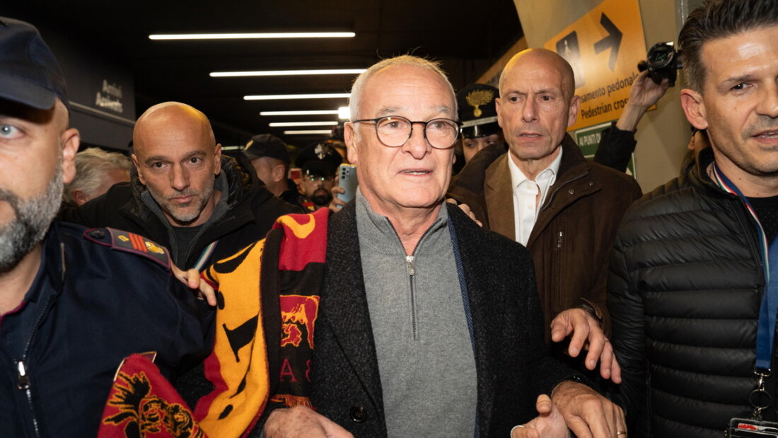 Claudio Ranieri wird auf Roms Flughafen Fiumicino von hunderten begeisterten Fans empfangen 20241114160415358.jpg