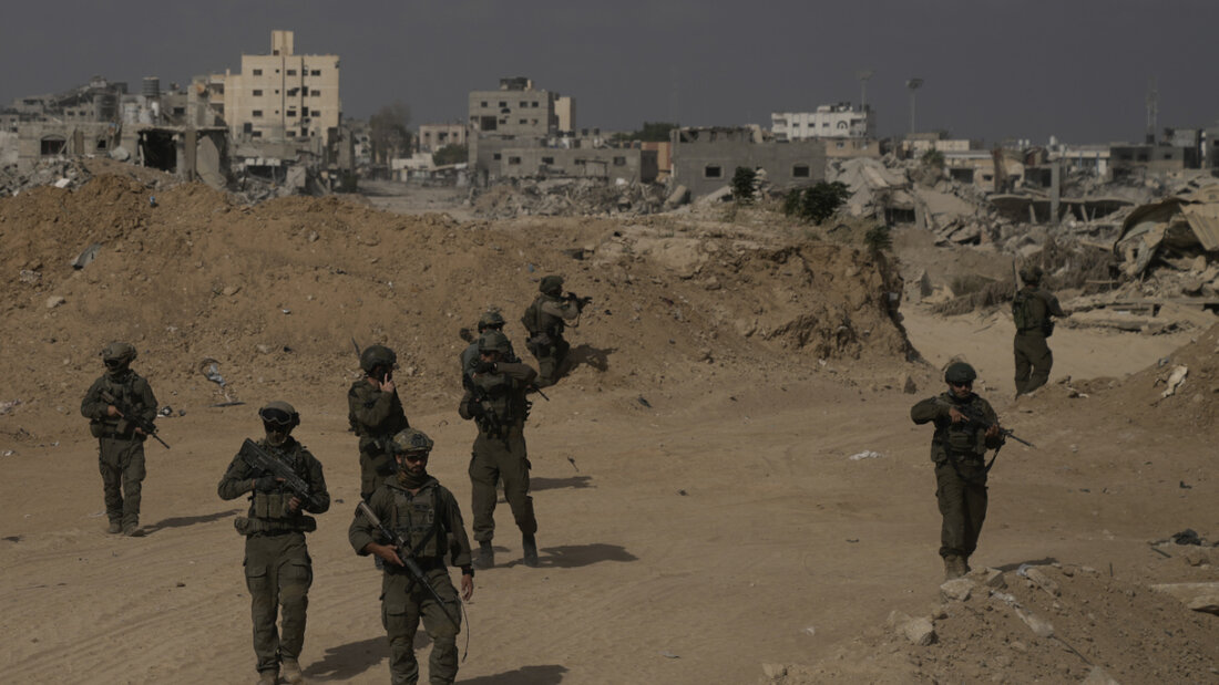 ARCHIV - Israelische Soldaten im Gazastreifen. Foto: Leo Correa/AP/dpa/Archiv 20250607172333582.jpg