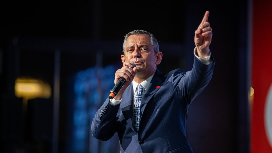 ARCHIV - Özgür Özel, CHP-Vorsitzender, spricht während eines Kongresses im April unter dem Motto "Der Wille gehört der Nation" zu Parteimitgliedern. Foto: Tunahan Turhan/SOPA Images via ZUMA Press Wire/dpa 20251024122532307.jpg