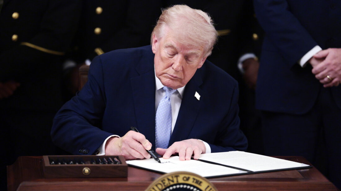 Künftig soll die Unterschrift von US-Präsident Donald Trump Dollarnoten zieren. (Archivbild) 20260327044020811.jpg