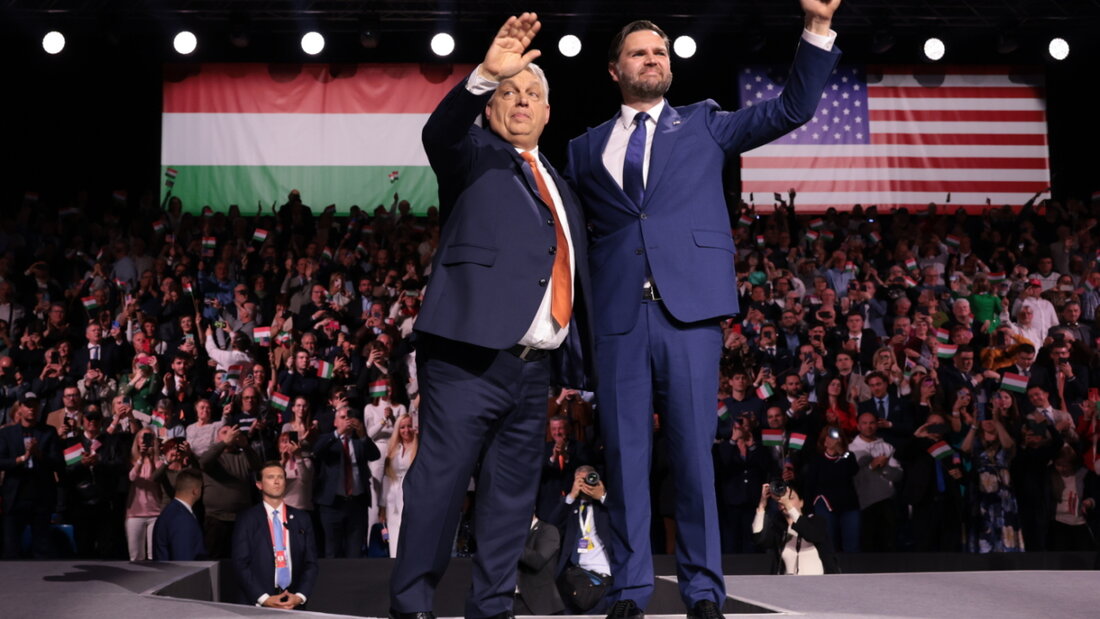 ARCHIV - Ungarns Ministerpräsident Viktor Orban (l) und US-Vizepräsident JD Vance winken dem Publikum am Ende einer Wahlkampfveranstaltung für die Parlamentswahl am 12. April 2026. Foto: Jonathan Ernst/Pool Reuters/AP/dpa 20260414095644320.jpg