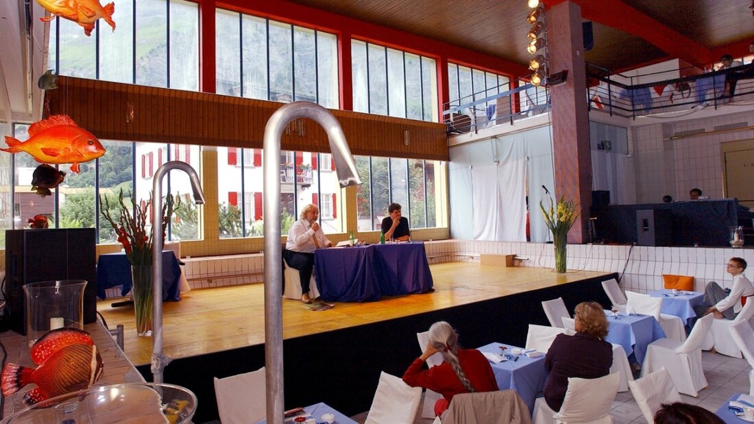 Zum 30-jährigen Jubiläum belebt das Internationale Literaturfestival Leukerbad ganz im Sinn des Bäderorts eine alte Tradition neu: Ein Thermalbad wird zur Lesebühne und das Publikum sitzt im trockengelegten Bassin. (Archivbild) 20260622063026235.jpg