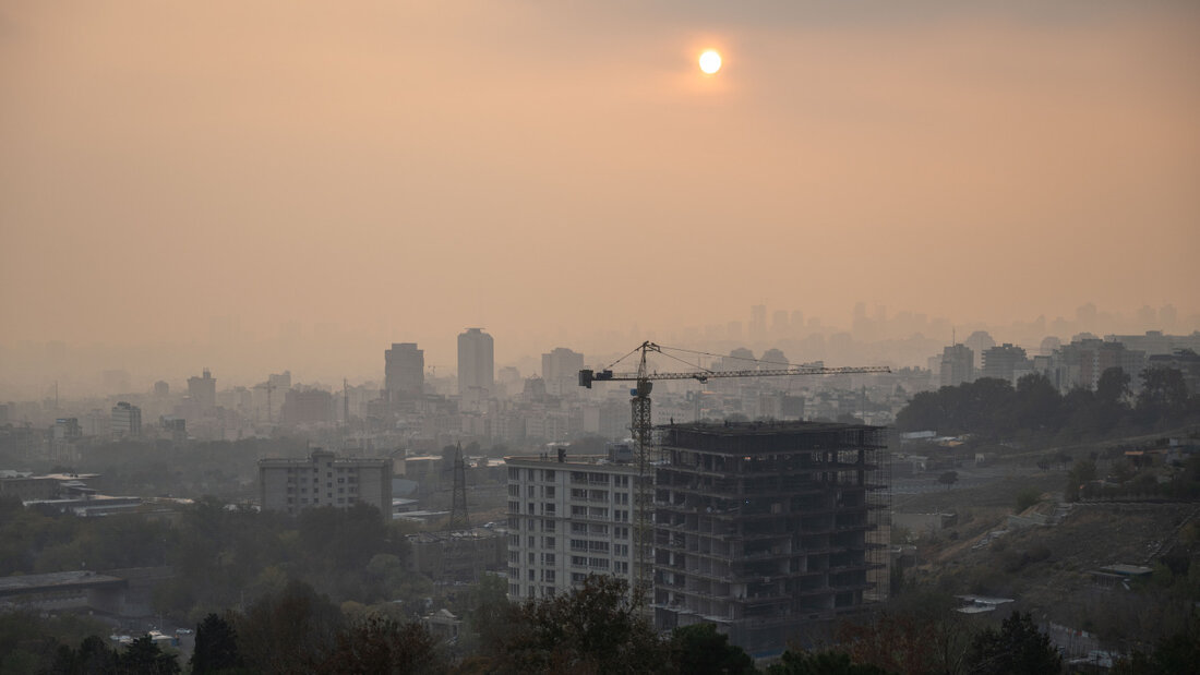 ARCHIV - Dichter Smog hängt über der iranischen Hauptstadt. Foto: Arne Immanuel Bänsch/dpa/Symbolbild 20260718180929787.jpg