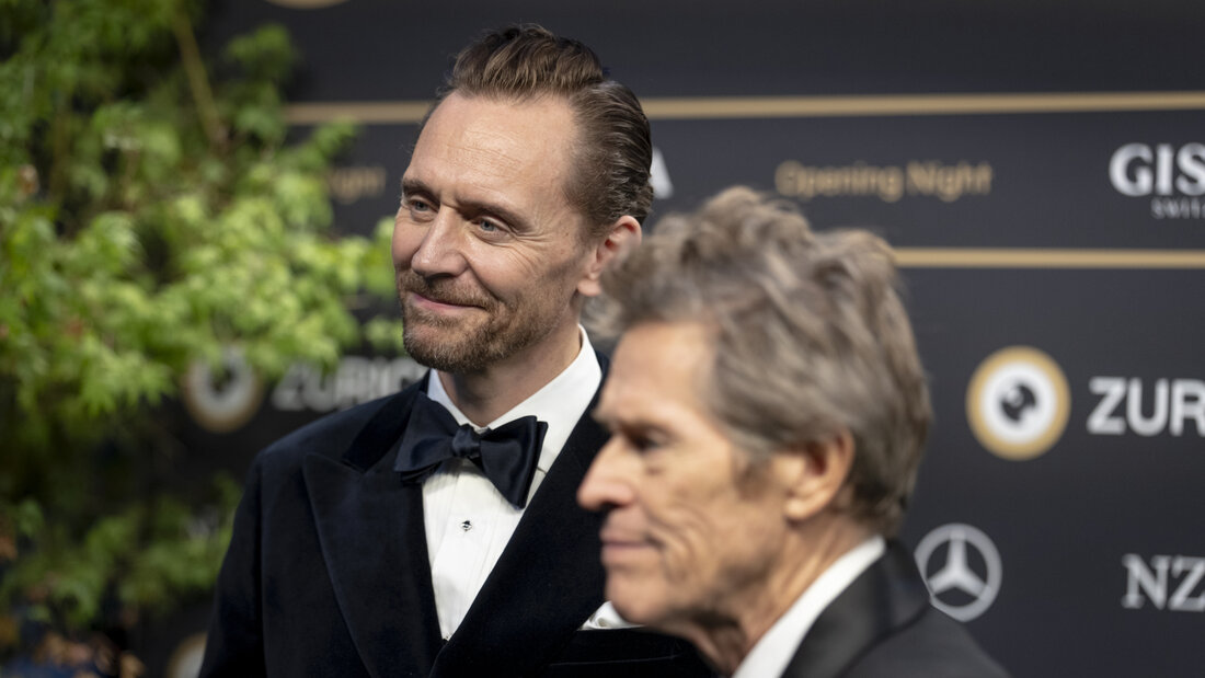 Der britische Schauspieler Tom Hiddleston (links) und der US-amerikanische Schauspieler Willem Dafoe haben das 22. Zurich Film Festival mit dem Himalaya-Drama "Tenzing" eröffnet. Ersterer wurde zudem mit einem Golden Eye Award geehrt. 20260924203726816.jpg