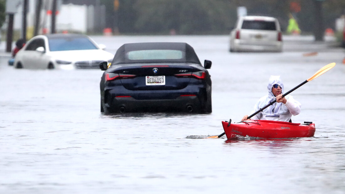 Ted Friedli paddelt während mit seinem Kajak durch einen überfluteten Abschnitt der Florence Avenue. Foto: Noah K. Murray/AP/dpa 20260927002521384.jpg
