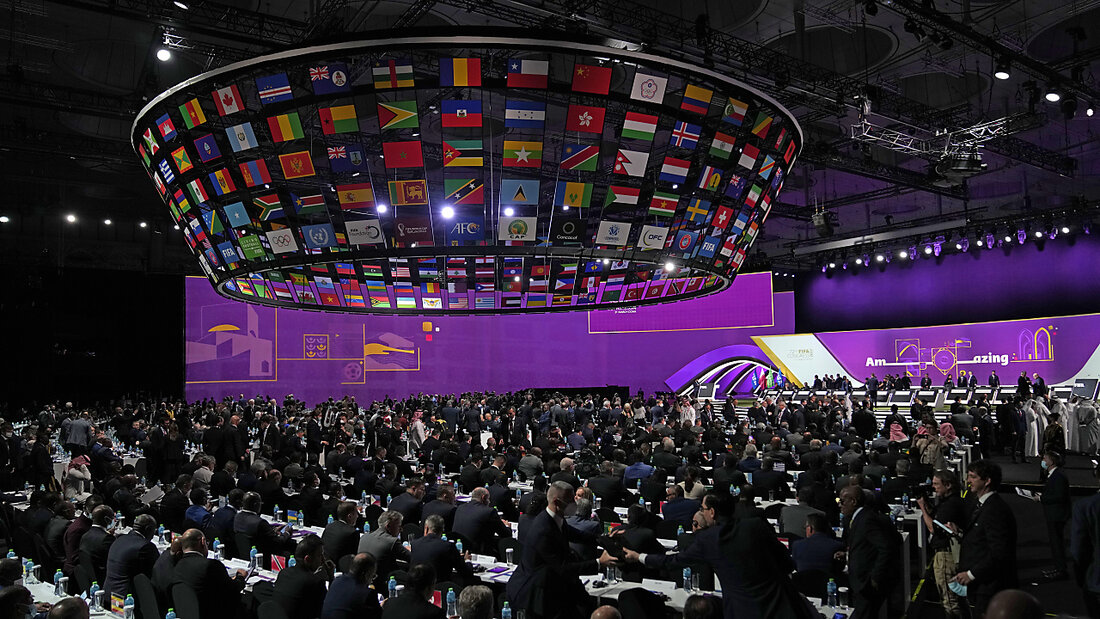 Im Exhibition and Convention Center in Doha entscheidet sich, wer an der Fussball-WM in Katar in der Vorrunde gegeneinander spielt 20220401055531488.jpg