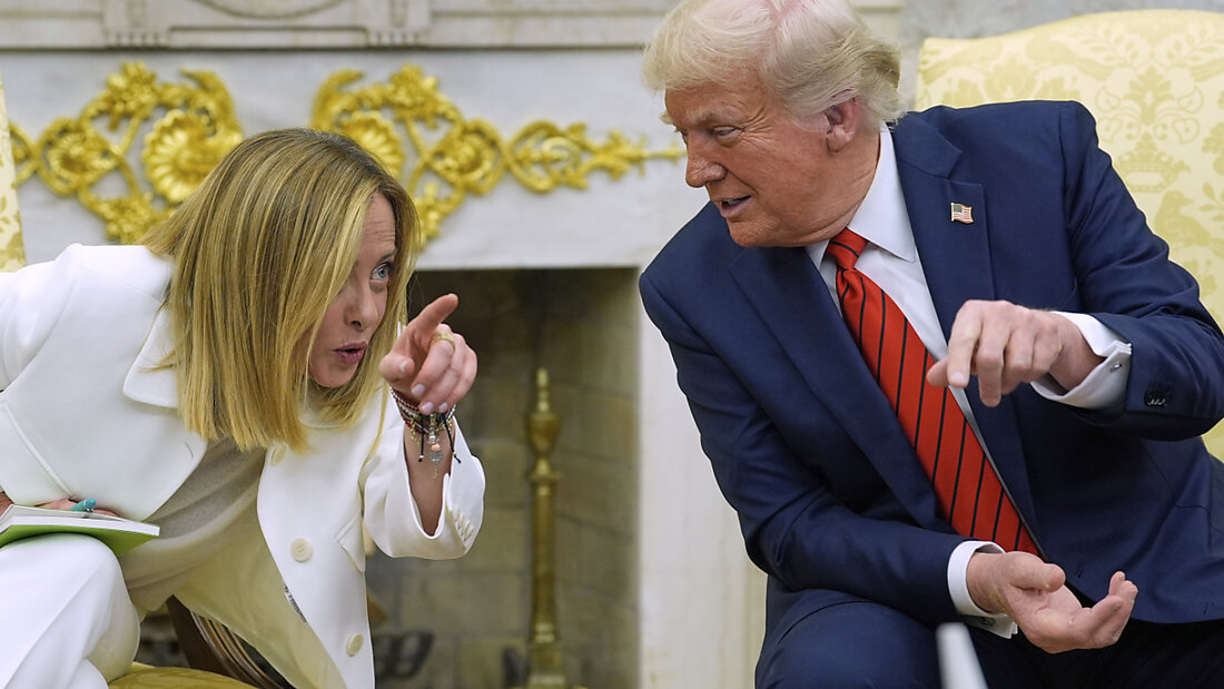 Italiens Ministerpräsidentin Giorgia Meloni spricht bei ihrem Treffen mit US-Präsident Donald Trump im Oval Office des Weißen Hauses in Washington. Foto: Alex Brandon/AP/dpa 20250418165743008.jpg