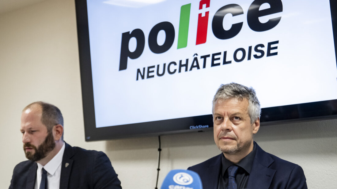 Simon Baechler (l.) von der Kantonspolizei und und Staatsanwalt Jean-Paul Ros an der Medienkonferenz. 20250820102342041.jpg