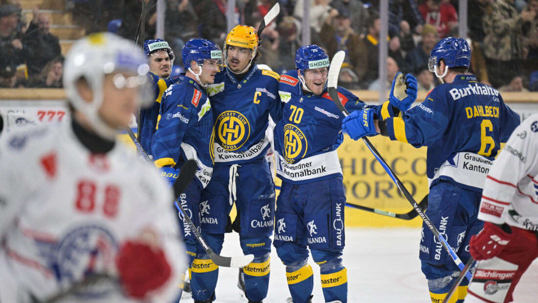 Ein Bild mit Symbolkraft: Der HC Davos um Enzo Corvi und den Topskorer Matej Stransky jubeln über einen klaren Sieg im Spitzenkampf, die Rapperswil-Jona Lakers verlieren zum sechsten Mal in Folge 20251101221413258.jpg