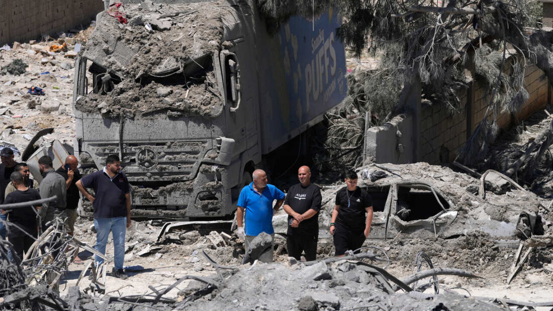 ARCHIV - Menschen versammeln sich an der Stelle eines zerstörten Gebäudes, das bei einem israelischen Luftangriff im Dorf Qannarit im Südlibanon getroffen wurde. Foto: Mohammed Zaatari/AP/dpa 20260624164820868.jpg