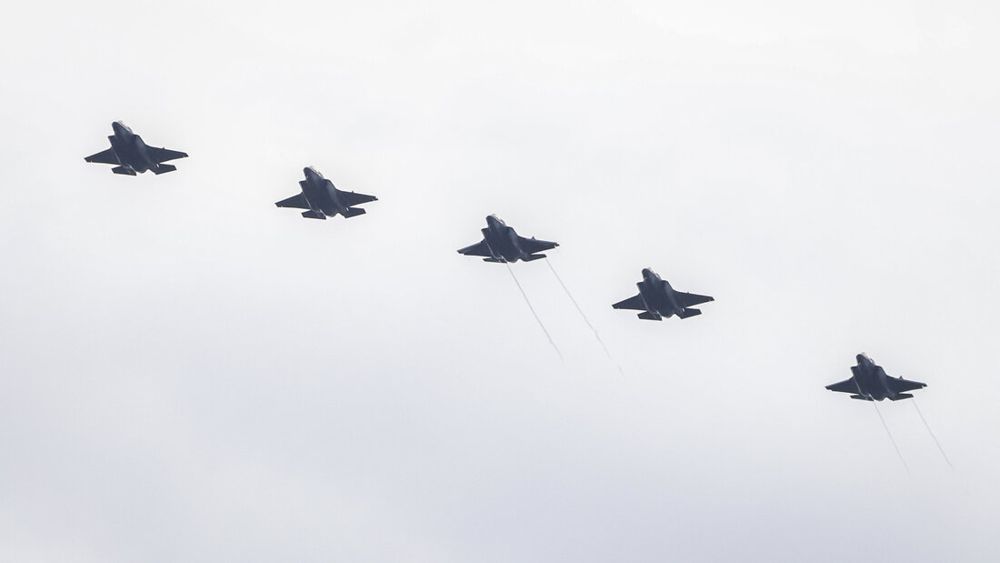 ARCHIV - Kampfflugzeuge vom Typ Lockheed Martin F-35B der US-Marines fliegen über die Roosevelt Roads Naval Station. Foto: Kendall Torres Cortés/dpa (Archivbild) 20260901200803800.jpg