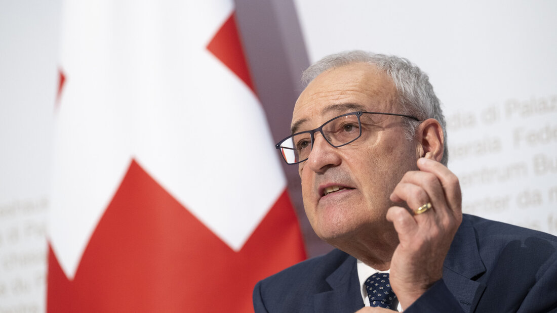 "Etwas mehr Flexibilität": Wirtschaftsminister Guy Parmelin führt vor den Medien aus, weshalb es Ende November ein Ja zu lockereren Regeln für Waffenexporte braucht. 20260929155759199.jpg