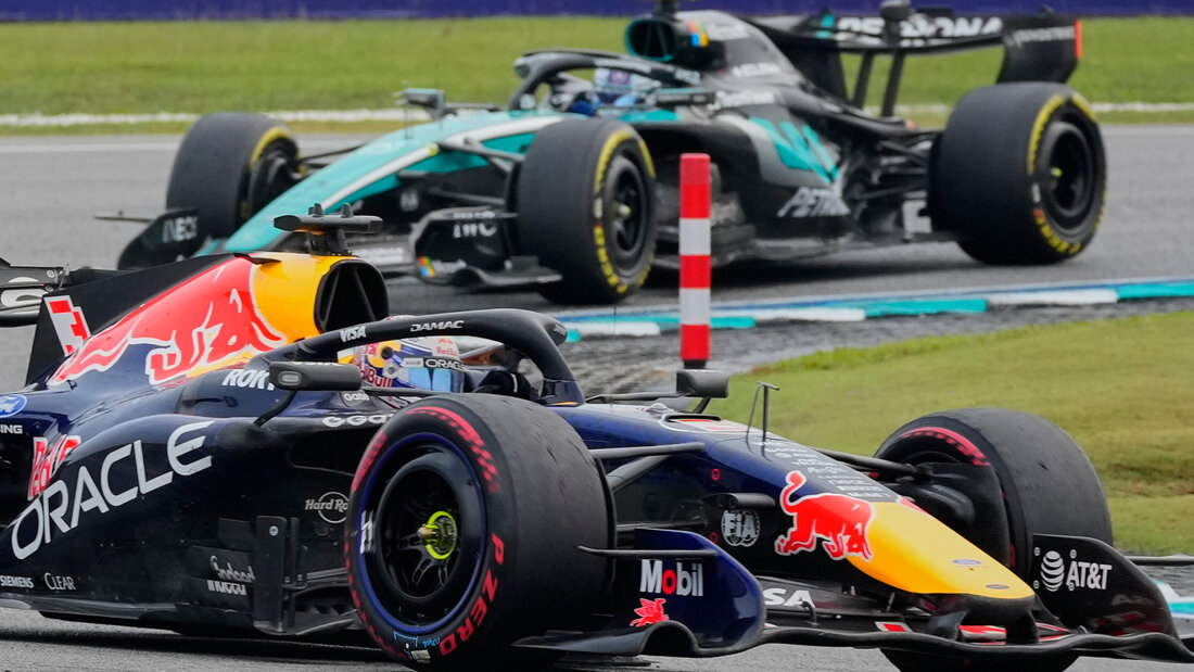 Max Verstappen sichert sich in Sepang souverän den ersten Saisonsieg, Zweiter wird WM-Leader Kimi Antonelli (im Hintergrund) 20261004122504367.jpg