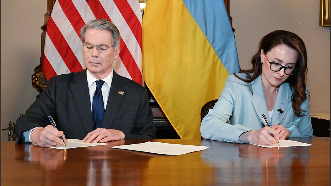 HANDOUT - US-Finanzminister Scott Bessent und die ukrainische Vizeregierungschefin Julia Swyrydenko unterzeichnen das Vertragswerk zur Einrichtung eines Wiederaufbaufonds in Washington. Foto: -/US Treasury Departement/dpa - ACHTUNG: Nur zur redaktionellen Verwendung und nur mit vollständiger Nennung des vorstehenden Credits 20250501165031681.jpg