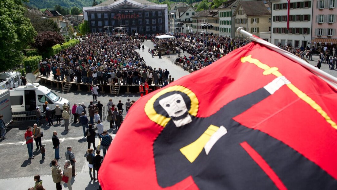 Der Landsgemeindeplatz in Glarus mit einer Fahne mit dem Glarner Patron Fridolin. Der Klostergründer aus dem Frühmittelalter gab nicht nur der Glarner Gratiszeitung "Fridolin" seinen Namen, sondern ziert auch die Kantonsfahne. (Archivbild) 20250725160710214.jpg