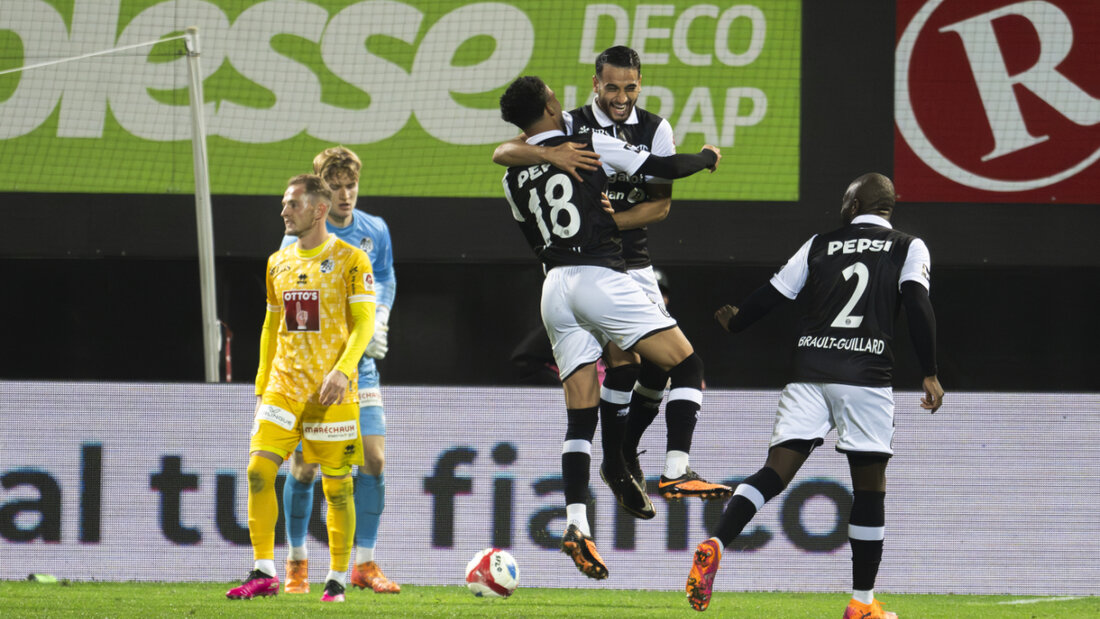 Hicham Mahou feiert mit Hadj Mahmoud das sehenswerte 1:0 20251030223005938.jpg