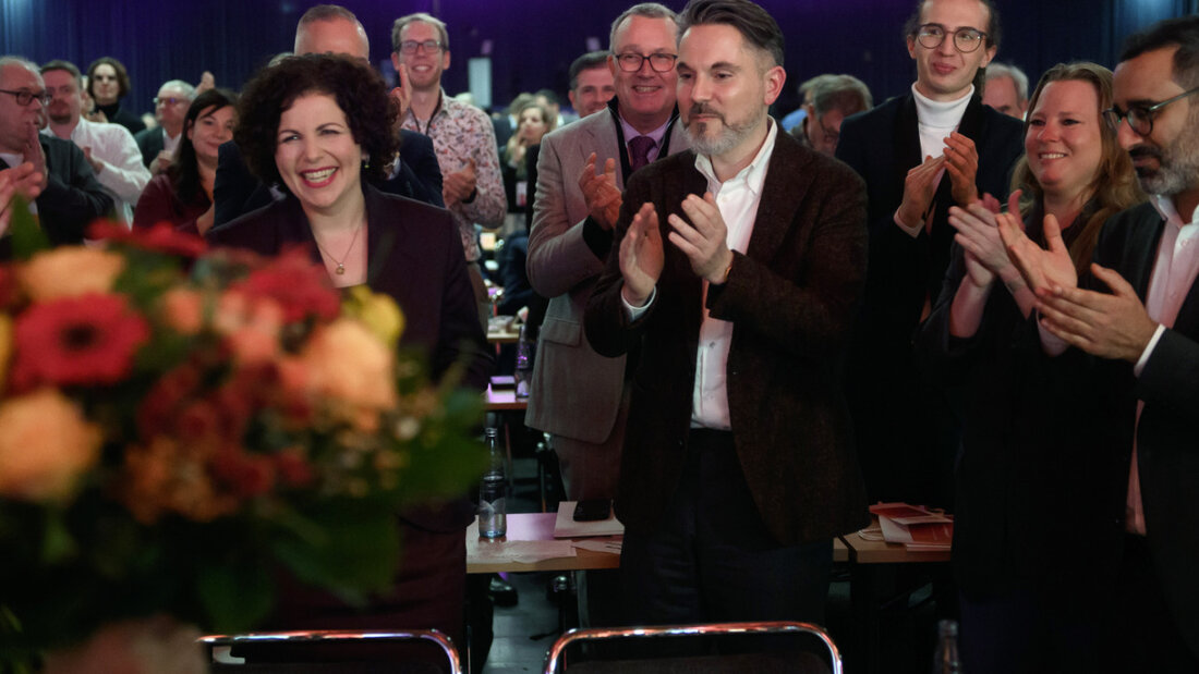 Amira Mohamed Ali (l) und Fabio de Masi (r) freuen sich über ihr Wahlergebnis auf dem BSW-Bundesparteitag. Foto: Klaus-Dietmar Gabbert/dpa 20251206195846376.jpg