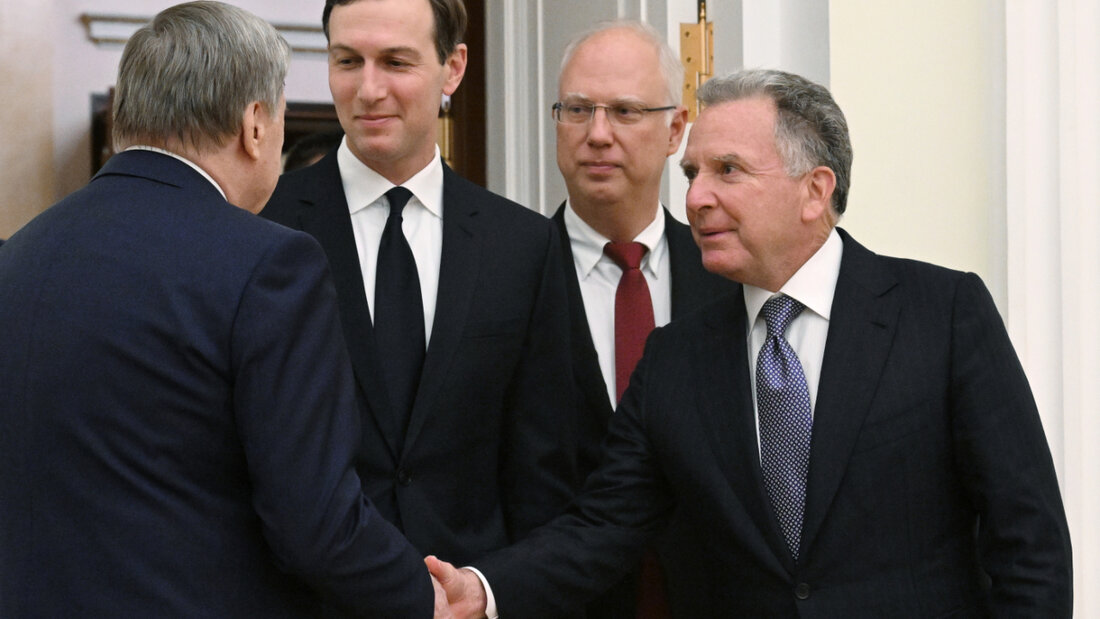ARCHIV - Dieses von der staatlichen russischen Nachrichtenagentur Sputnik über AP zur Verfügung gestellte Foto zeigt den US-Sondergesandten Steve Witkoff (r), der vom außenpolitischen Berater des russischen Präsidenten, Juri Uschakow (l), begrüßt wird. Foto: Kristina Kormilitsyna/Sputnik, Kremlin Pool via AP/dpa - ACHTUNG: Nur zur redaktionellen Verwendung und nur mit vollständiger Nennung des vorstehenden Credits 20251218103310762.jpg