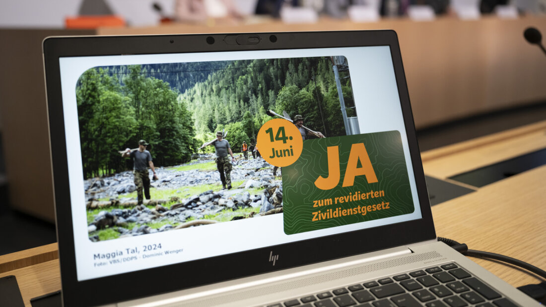Die Befürworterinnen und Befürworter von höheren Hürden zum Zivildienst haben obsiegt. Die Schweizer Stimmenden haben das revidierte Zivildienstgesetz an der Urne mit rund 53 Prozent angenommen. (Themenbild) 20260614124010614.jpg