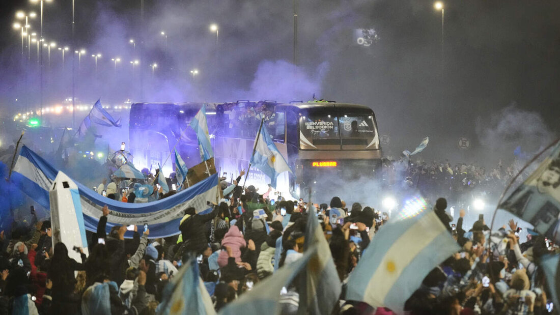 Fans begrüssten die argentinische Fussball-Nationalmannschaft nach ihrer Finalniederlage zurück in Argentinien. 20260721021723269.jpg