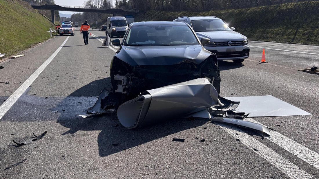 Das Auto krachte in eine Blechrolle, die von einem entgegenkommenden Lastwagen fiel. 20260320125147486.jpg