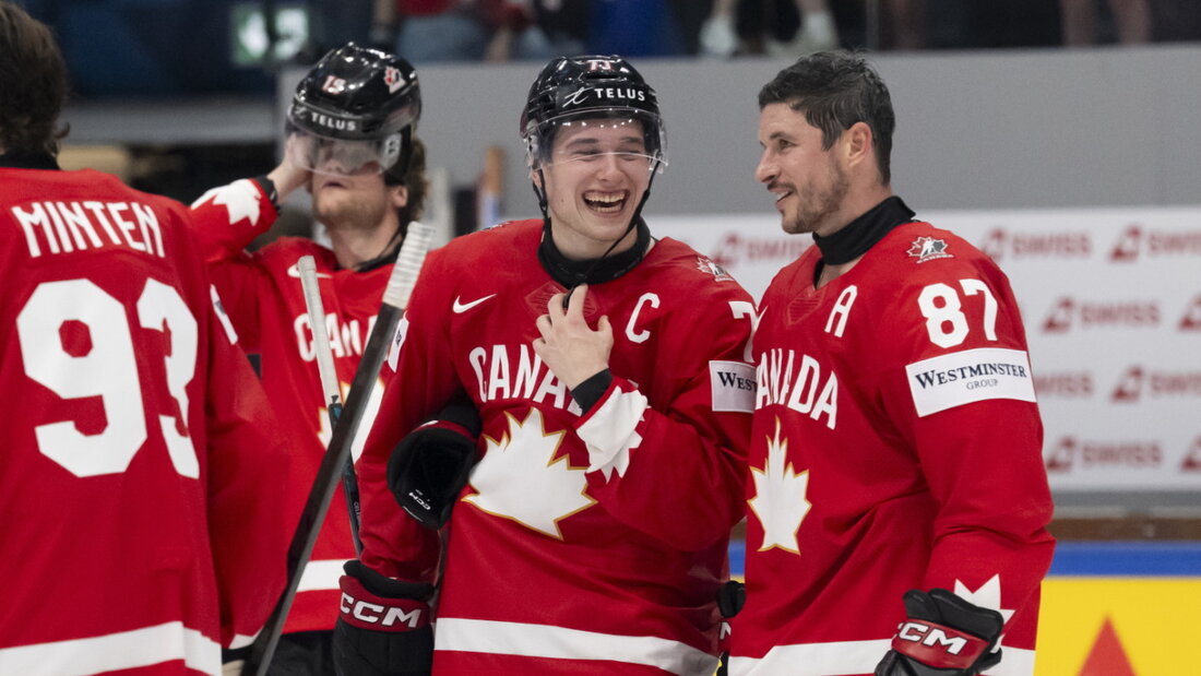 Die zwei kanadischen Superstars im Gespräch: Captain Macklin Celebrini (Zweiter von rechts) und Sidney Crosby (rechts) 20260528050043948.jpg
