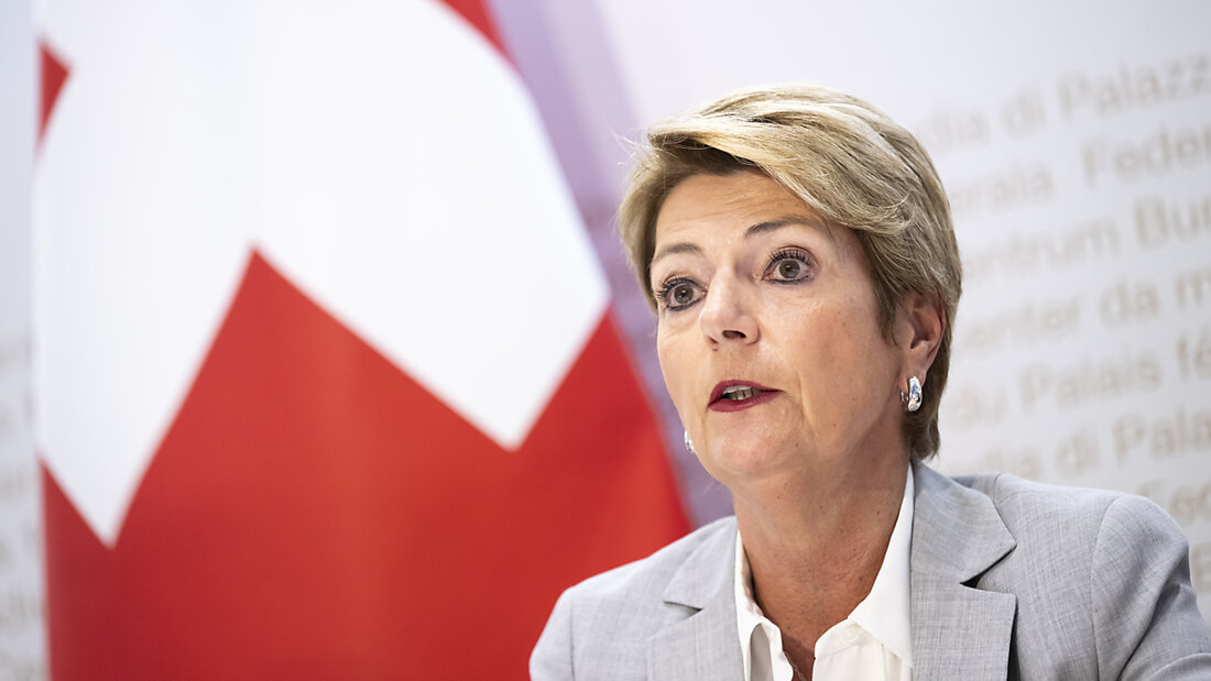 Laut Bundespräsidentin und Finanzministerin Karin Keller-Sutter braucht es trotz schwarzer Null in der Staatsrechnung 2024 weitere Entlastungsmassnahmen im Bundeshaushalt. 20250212152021710.jpg