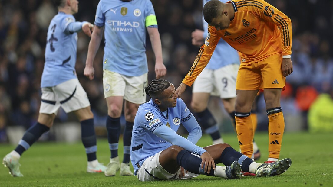 Real Madrids Kylian Mbappé (rechts) erkundigt sich bei Manchester Citys Verteidiger Manuel Akanji (am Boden sitzend) nach dem Befinden 20250214152255771.jpg