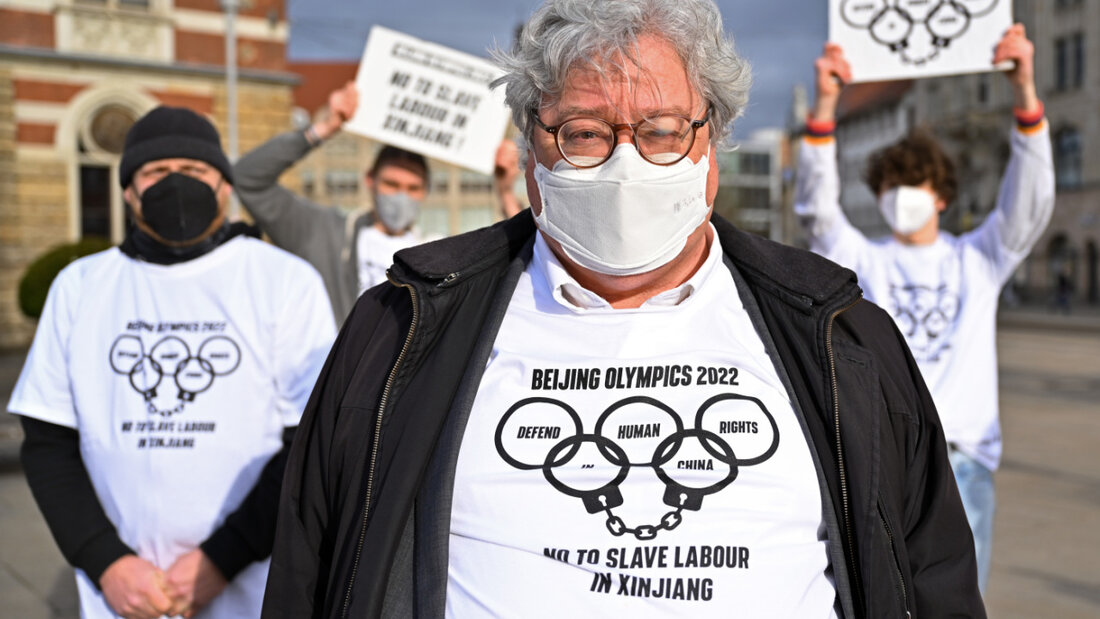 ARCHIV - Reinhard Bütikofer, damals Mitglied des Europäischen Parlaments, trägt ein T-Shirt mit dem Aufdruck «Defend Human Rights in China». Foto: Martin Schutt/dpa-Zentralbild/dpa 20250716065427375.jpg