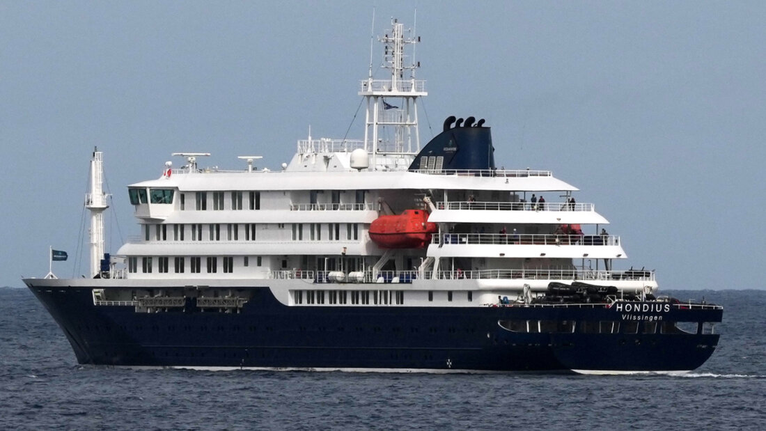 Das Kreuzfahrtschiff MV Hondius verlässt den Hafen von Praia. Auf der «Hondius» waren drei Menschen nach einer Infektion mit dem Hantavirus gestorben. Foto: Misper Apawu/AP/dpa/Archivbild 20260508175429699.jpg