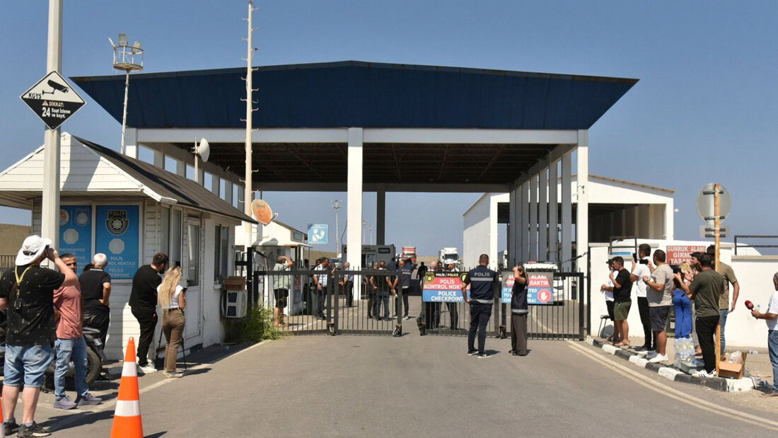 Menschen versammeln sich vor dem Hafen von Kyrenia im türkisch besetzten Norden Zyperns, nachdem eine Fähre vor der Nordküste der Insel gekentert war. Foto: Uncredited/AP/dpa 20260830173850197.jpg