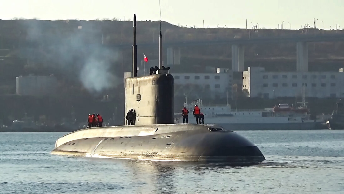 HANDOUT - Auf diesem Foto bereitet sich ein U-Boot der russischen Marine auf die Teilnahme an einer Übung in der Nähe von Wladiwostok vor. Foto: Uncredited/Russian Defense Ministry Press S/AP/dpa 20240803170339224.jpg