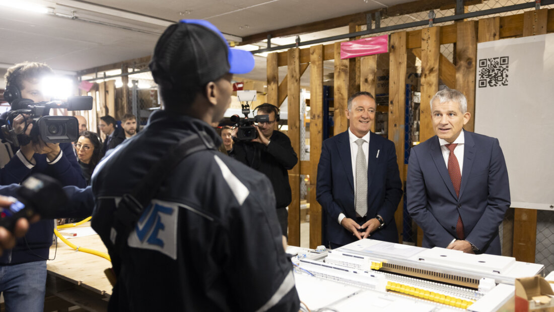 Bundesrat Beat Jans beim Besuch eines Elektrotechnik-Unternehmens in Villars-sur-Glâne, welches Geflüchtete und Zugewanderte während eines Jahres auf eine Berufslehre vorbereitet. 20251028121616492.jpg
