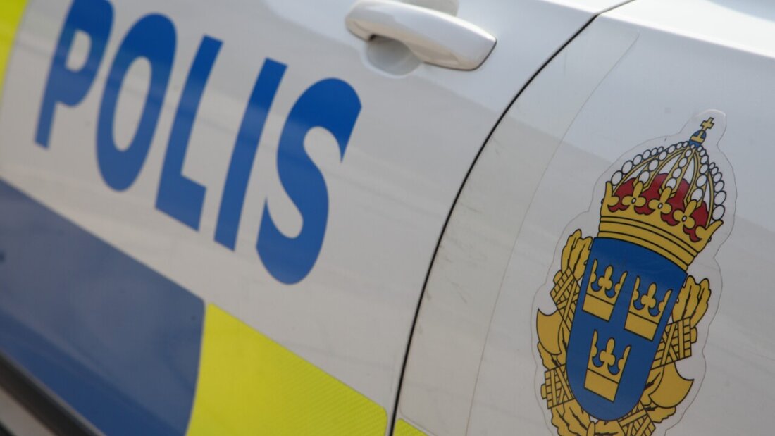 ARCHIV - Ein Polizeiauto steht vor der Polizeiwache in Lund. Auf dem Wagen ist das Logo der schwedischen Polizei und der Schriftzug «Polis» (Polizei) zu sehen. Foto: Steffen Trumpf/dpa 20251107122719755.jpg