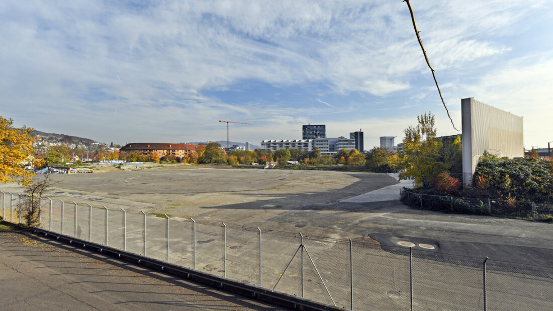 Hier wird noch viele Jahre nichts gebaut: Die Brache des ehemaligen Hardturm-Stadions in Zürich. (Archivbild) 20251107124047747.jpg