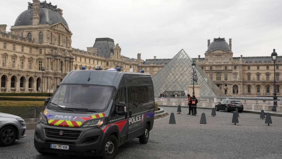 ARCHIV - Ein Polizeiauto patrouilliert im Hof des nach einem Raubüberfall geschlossenen Louvre-Museums (Archivbild). Foto: Thibault Camus/AP/dpa 20251125165334220.jpg