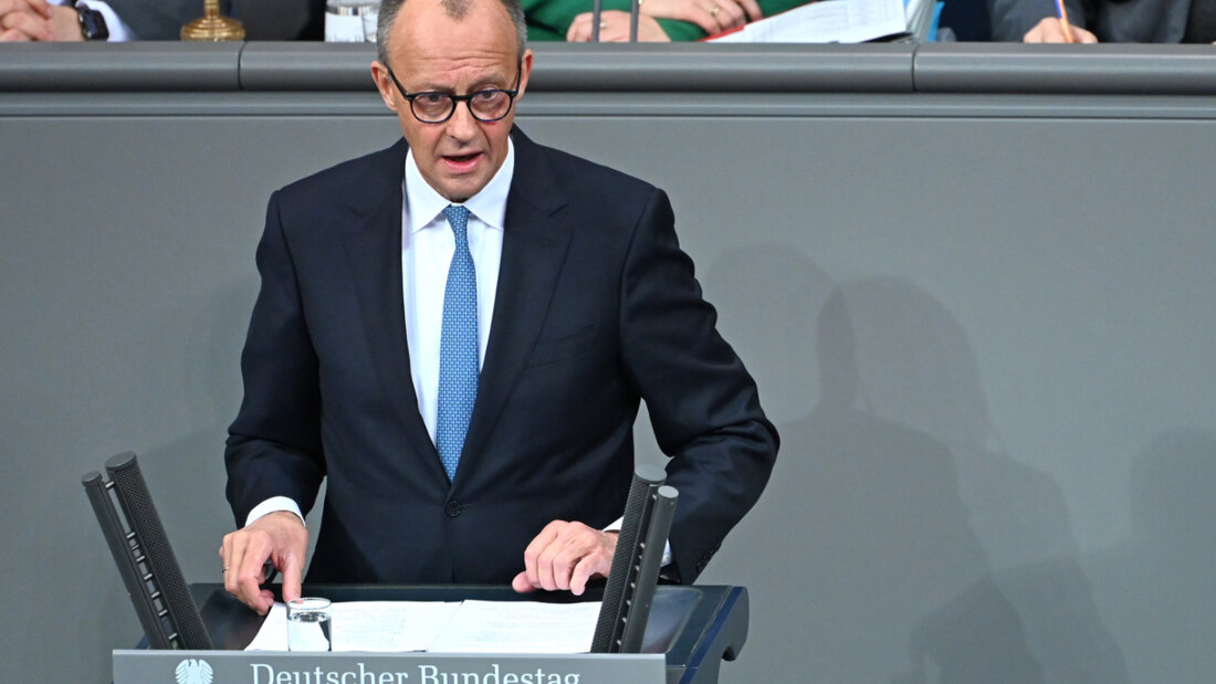 Bundeskanzler Friedrich Merz (CDU) spricht in der Generaldebatte im Bundestag zum Haushalt. Die Debatten über den Etat des Kanzleramts werden traditionell zur Generalaussprache über die Politik der Bundesregierung genutzt. Foto: Elisa Schu/dpa 20251126101942027.jpg