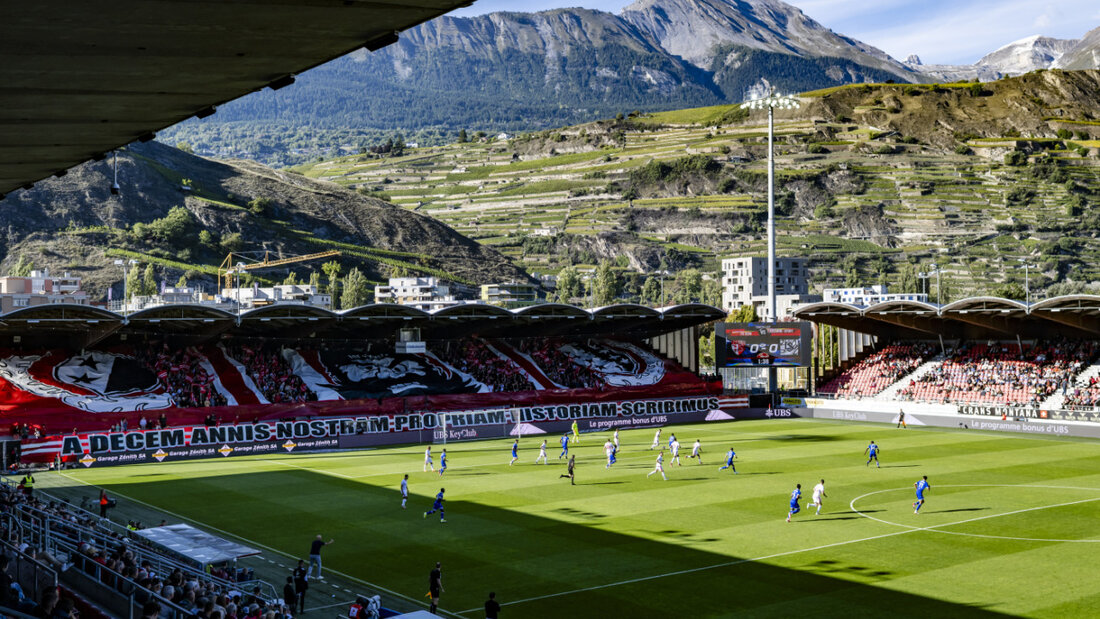 Das Stade de Tourbillon in Sitten: ein Fussballfan stürzte von der Tribüne uns starb. (Archivbild) 20260119114802594.jpg