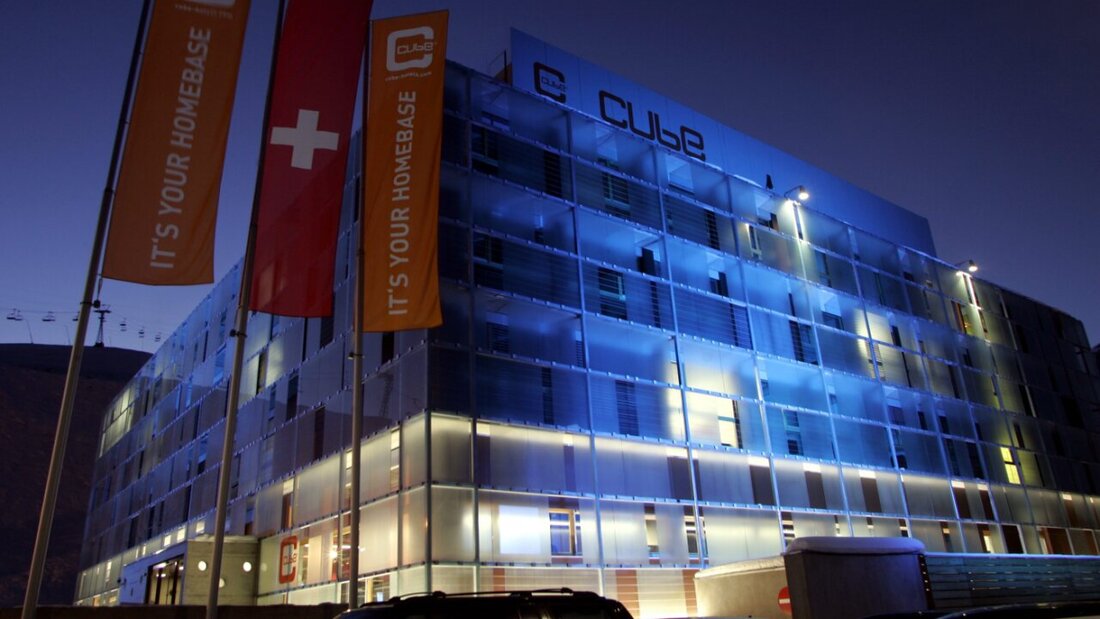 Das Hotel Cube in Savognin ein Jahr nach seiner Eröffnung im Jahr 2005. Seit einigen Jahren ist das Gebäude am Fusse der Skipisten geschlossen. Die Gemeinde Surses möchte es für 8,9 Millionen Franken kaufen. (Archivbild) 20260224154047847.jpg