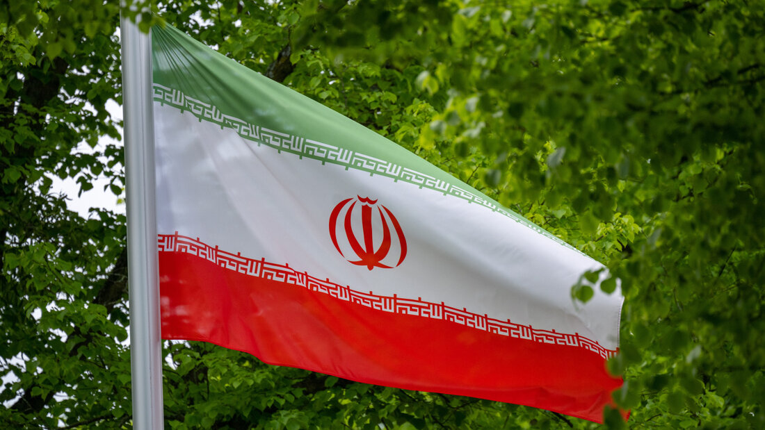 ARCHIV - Die Flagge der Islamischen Republik Iran. Foto: Monika Skolimowska/dpa/Archivbild 20260823091701282.jpg