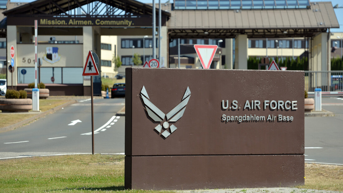 ARCHIV - Ein Schild mit dem Schriftzug «U.S. Air Force Spangdahlem Air Base» weist auf den US-Militärflughafen hin. Foto: Harald Tittel/dpa 20260922165049652.jpg