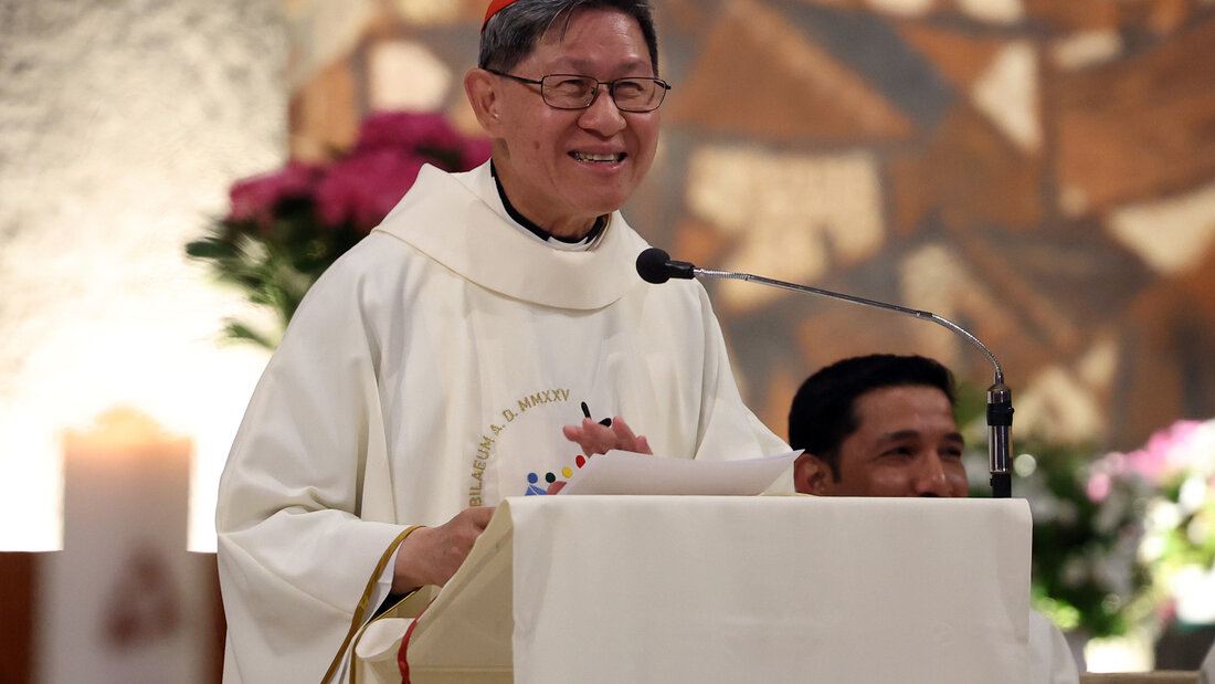 ARCHIV - Kardinal Luis Antonio Tagle zelebriert die 18.00 Uhr-Messe am Tag der Arbeit in seiner Pfarrei San Felice da Cantalice, die sich am Stadtrand von Rom im Stadtteil Centocelle befindet. Foto: Marco Iacobucci/IPA via ZUMA Press/dpa/Archivbild 20261009142315130.jpg