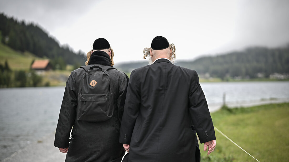 Jüdisch-orthodoxe Gäste auf einem Spaziergang am Davoser See. (Archivbild) 20240829162517025.jpg