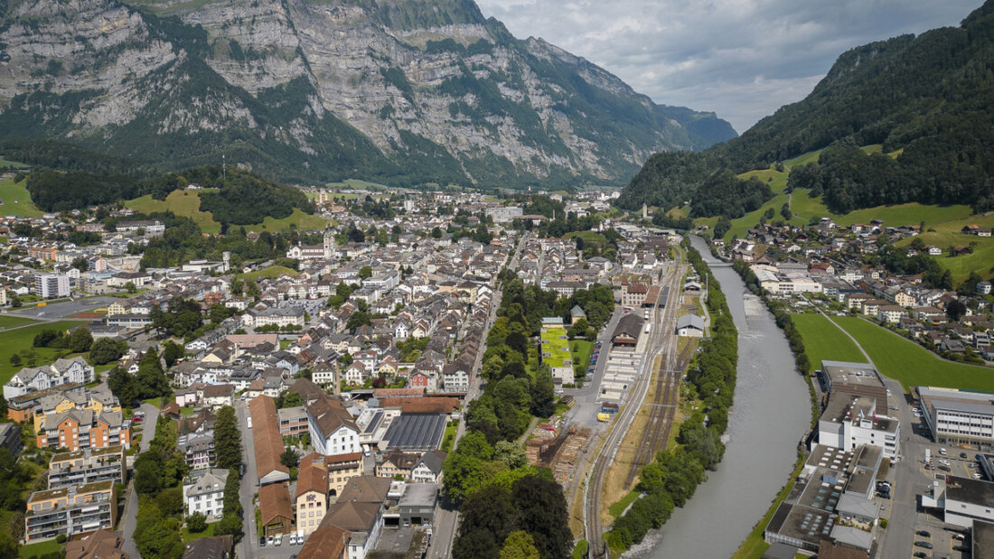 Die Glarner Stimmberechtigten haben beide eidgenössischen Vorlagen wuchtig versenkt. Im Bild ist die Stadt Glarus zu sehen. (Archivbild) 20251130123418773.jpg