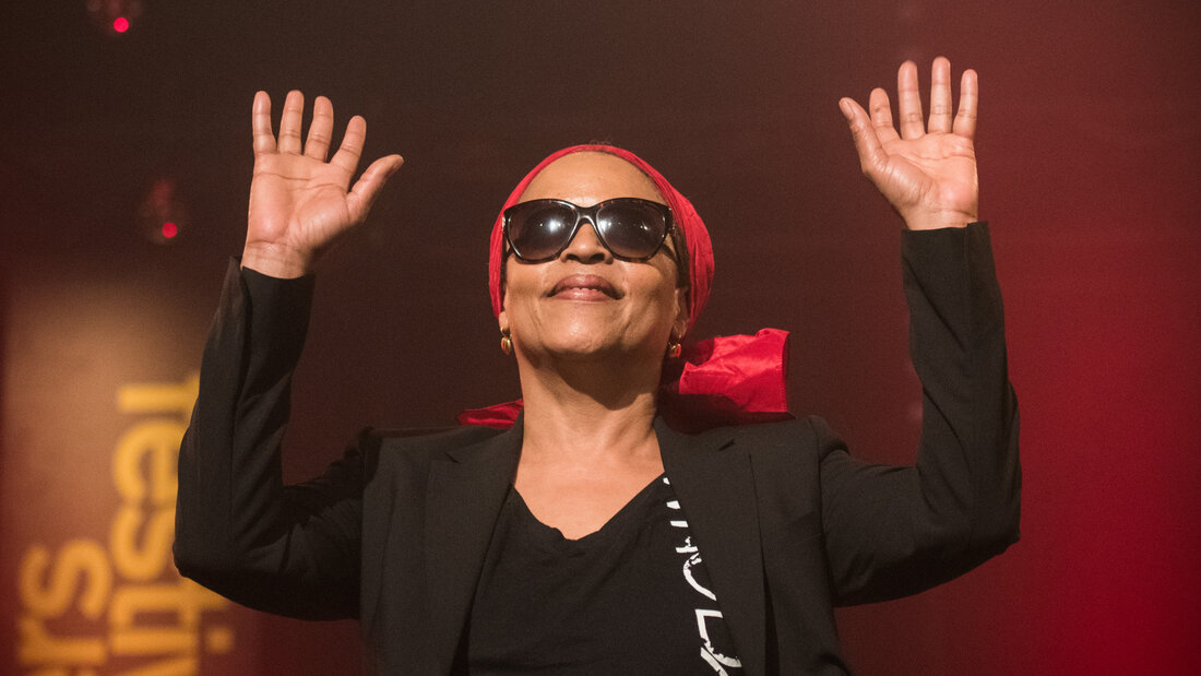 ARCHIV - Die amerikanische Sängerin und Gitarristin Cassandra Wilson winkt nach ihrem Auftritt auf dem Moers Festival. Foto: Bernd Thissen/dpa 20260903015641447.jpg