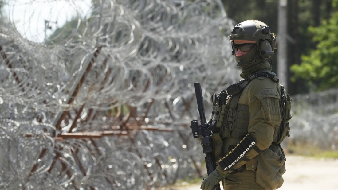ARCHIV - Ein polnischer Grenzschutzbeamter steht an der polnisch-belarussischen Grenze (Archivbild). Foto: Czarek Sokolowski/AP/dpa 20251212170334201.jpg