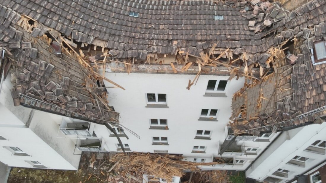 In St. Gallen ist das Dach eines unbewohnten Hauses eingestürzt. Verletzt wurde niemand. 20260802105125214.jpg