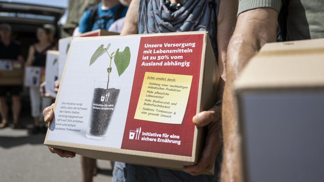 Aktivistinnen und Aktivisten für die Ernährungsinitiative reichen die Unterschriften bei der Bundeskanzlei ein. Der Bundesrat beantragt den Stimmenden, am 27. September ein Nein einzulegen. (Archivbild) 20260811142247826.jpg