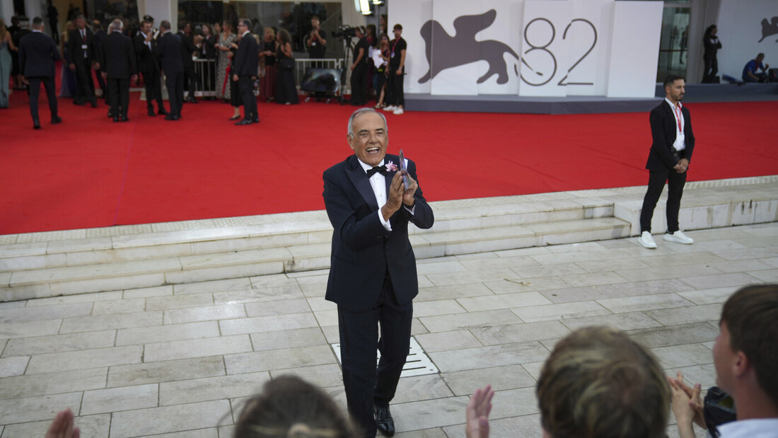 ARCHIV - Festivaldirektor Alberto Barbera bei der Ankunft zur Eröffnungszeremonie und der Premiere des Films «La Grazia» während der 82. Ausgabe der Filmfestspiele von Venedig. Foto: Alessandra Tarantino/Invision/dpa 20260831104607477.jpg