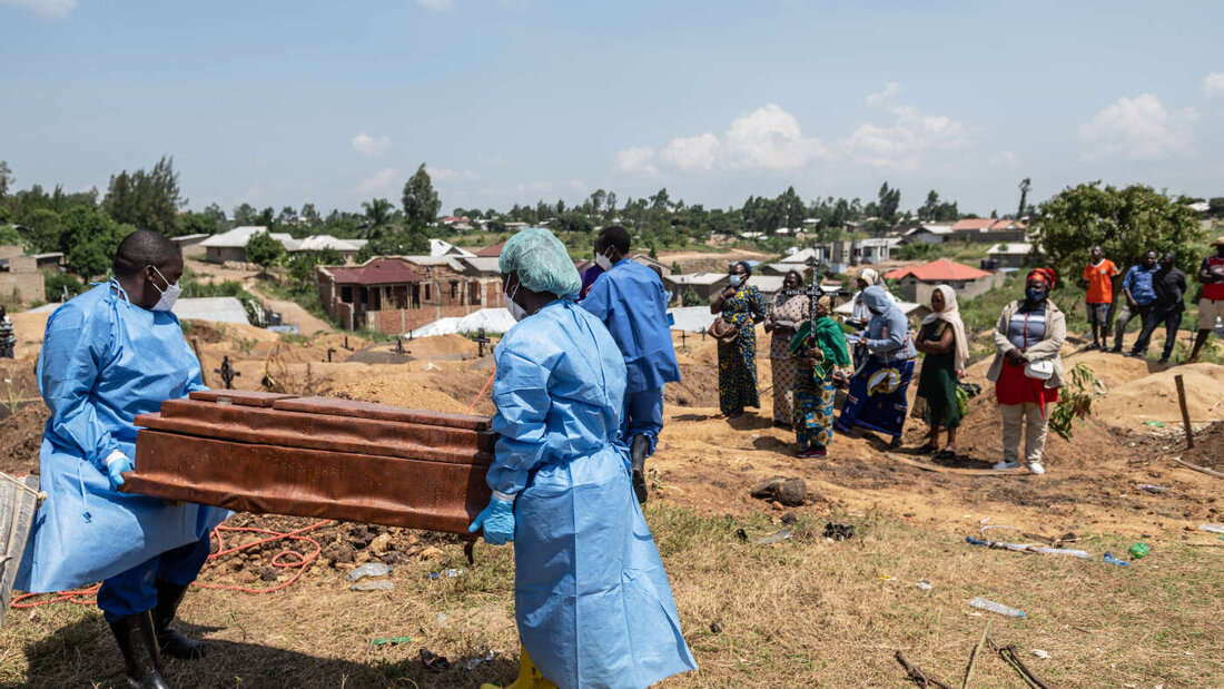ARCHIV - Mitarbeiter des Roten Kreuzes bereiten sich darauf vor, ein sechs Monate altes, durch Ebola verstorbenes Waisenmädchen auf dem Bigo-Friedhof beizusetzen. Foto: Moses Sawasawa/AP/dpa/Archivbild 20260902081811520.jpg